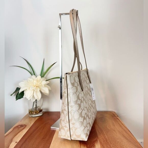 NWT Coach Fiona Zip Tote Bag In Signature Canvas - Picture 3 of 5